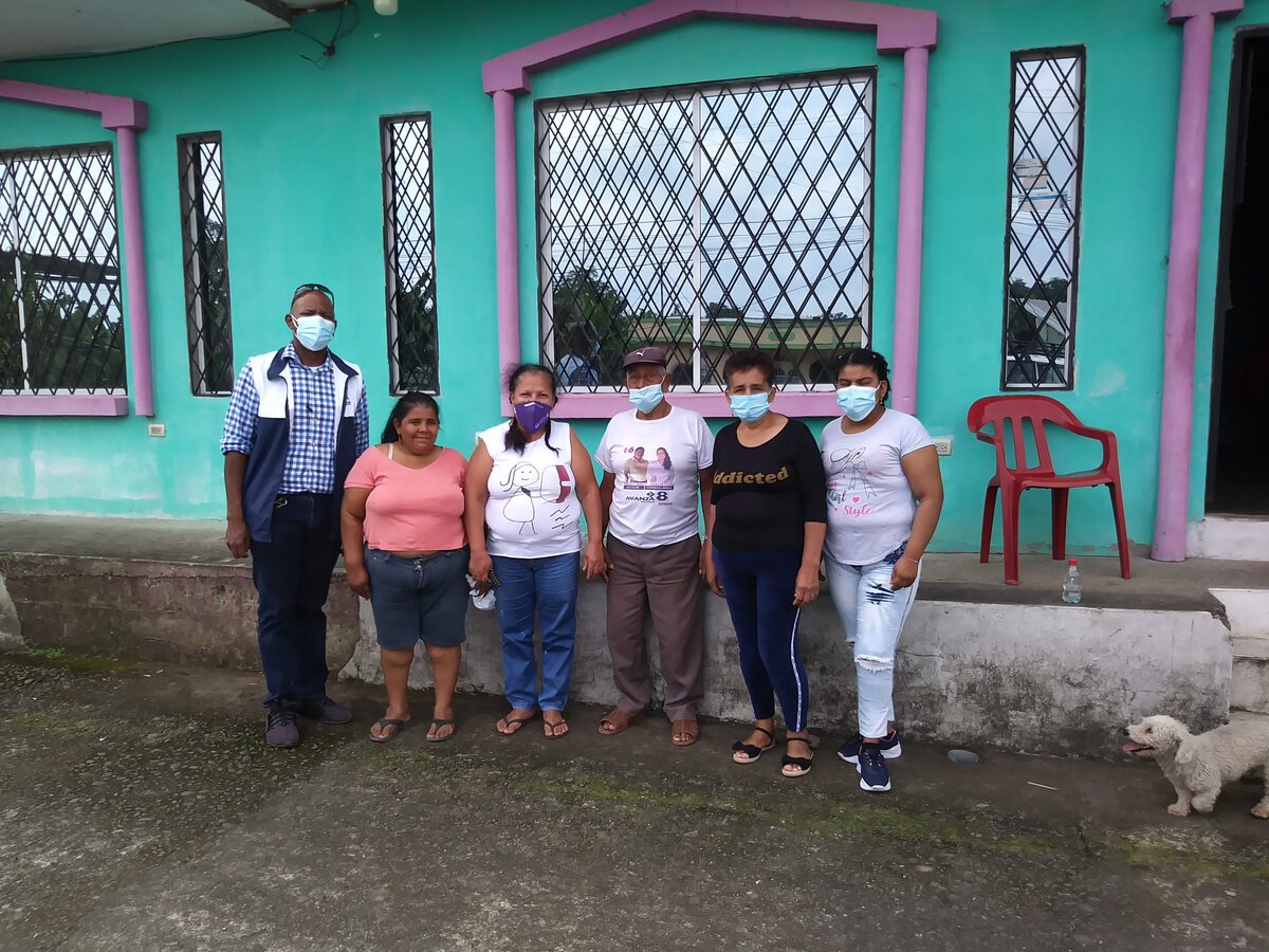 Kevin en el transporte de personas de la comunidad