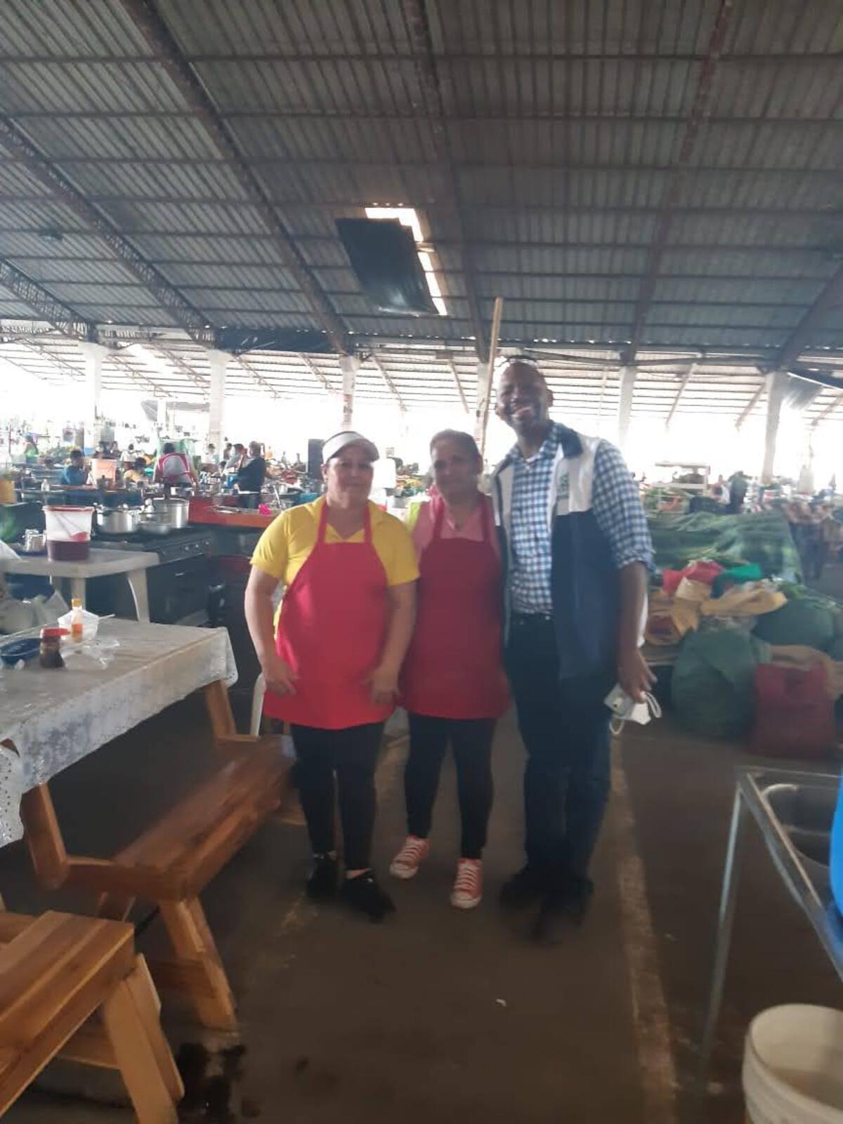 Proveyendo almuerzos a los vacunadores