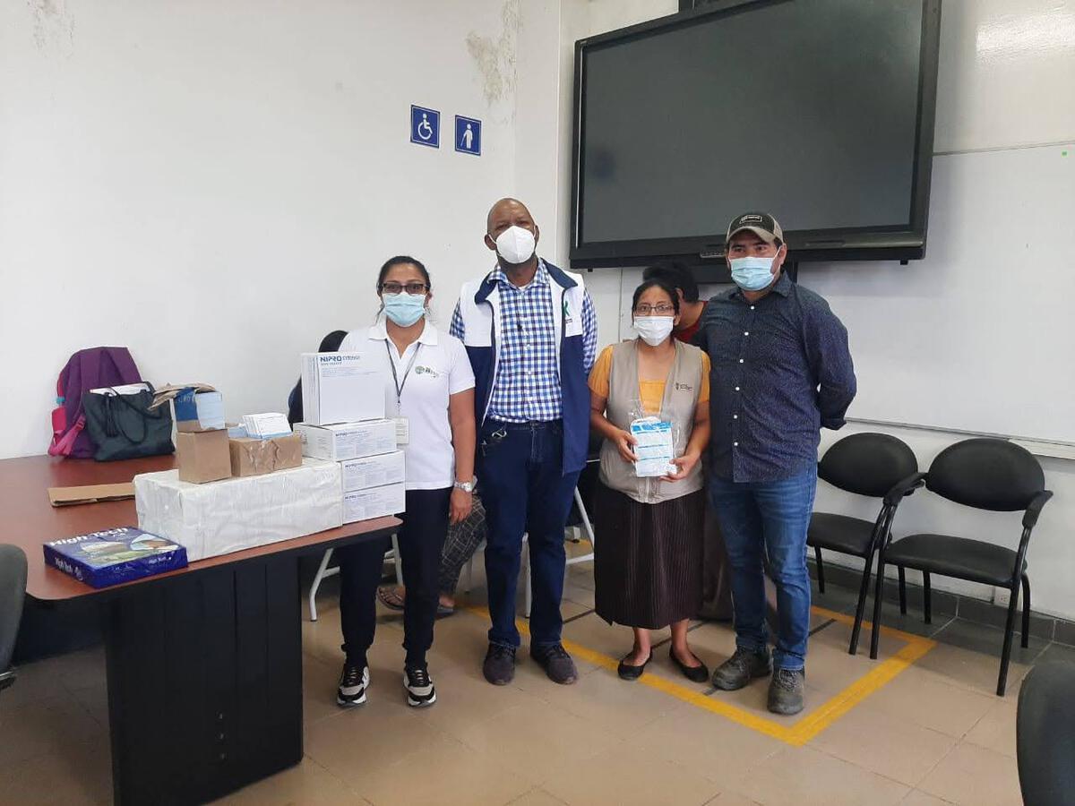 Entrega de insumos con el Vice Alcalde de La Maná