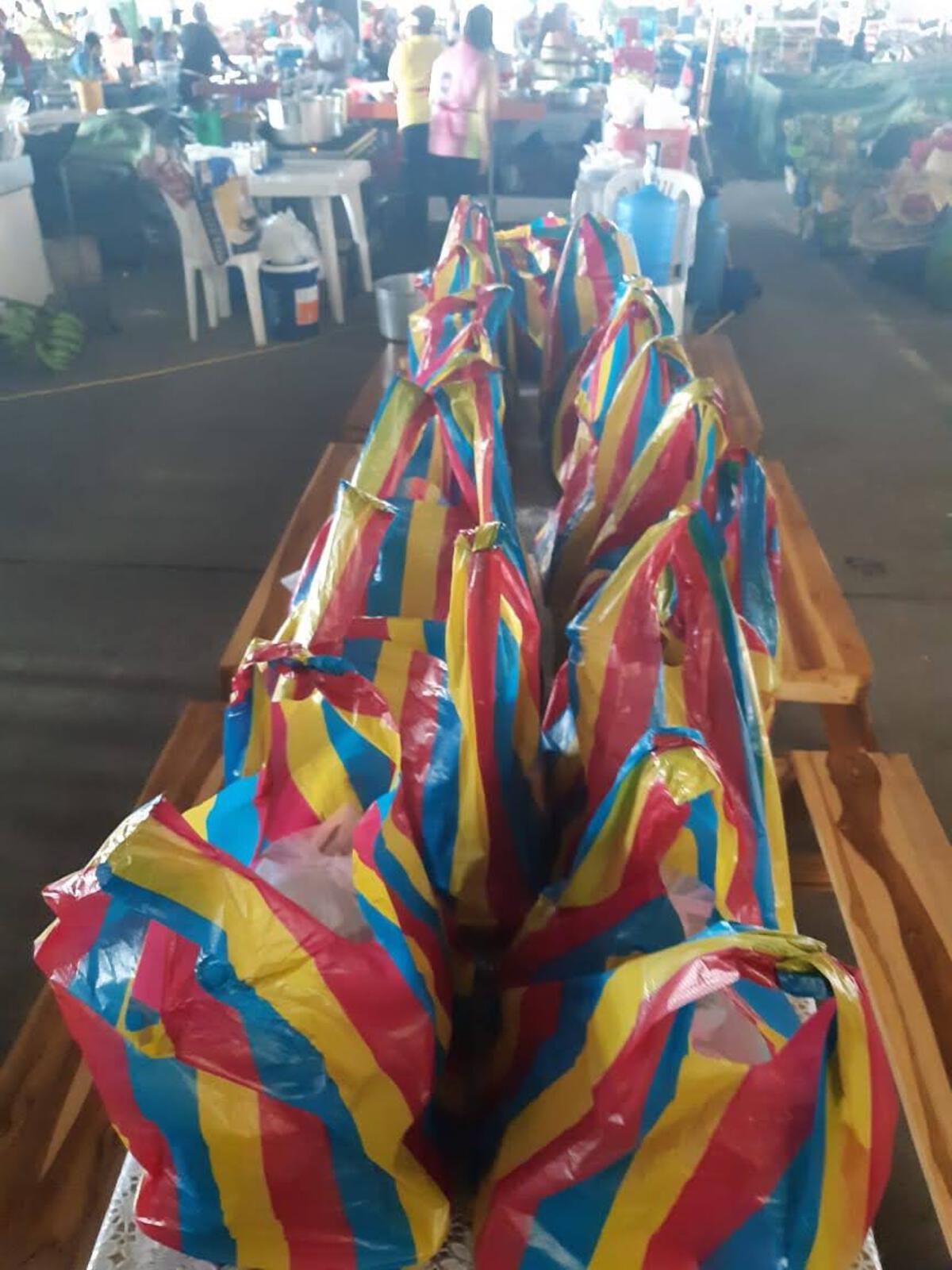 Proveyendo almuerzos a los vacunadores