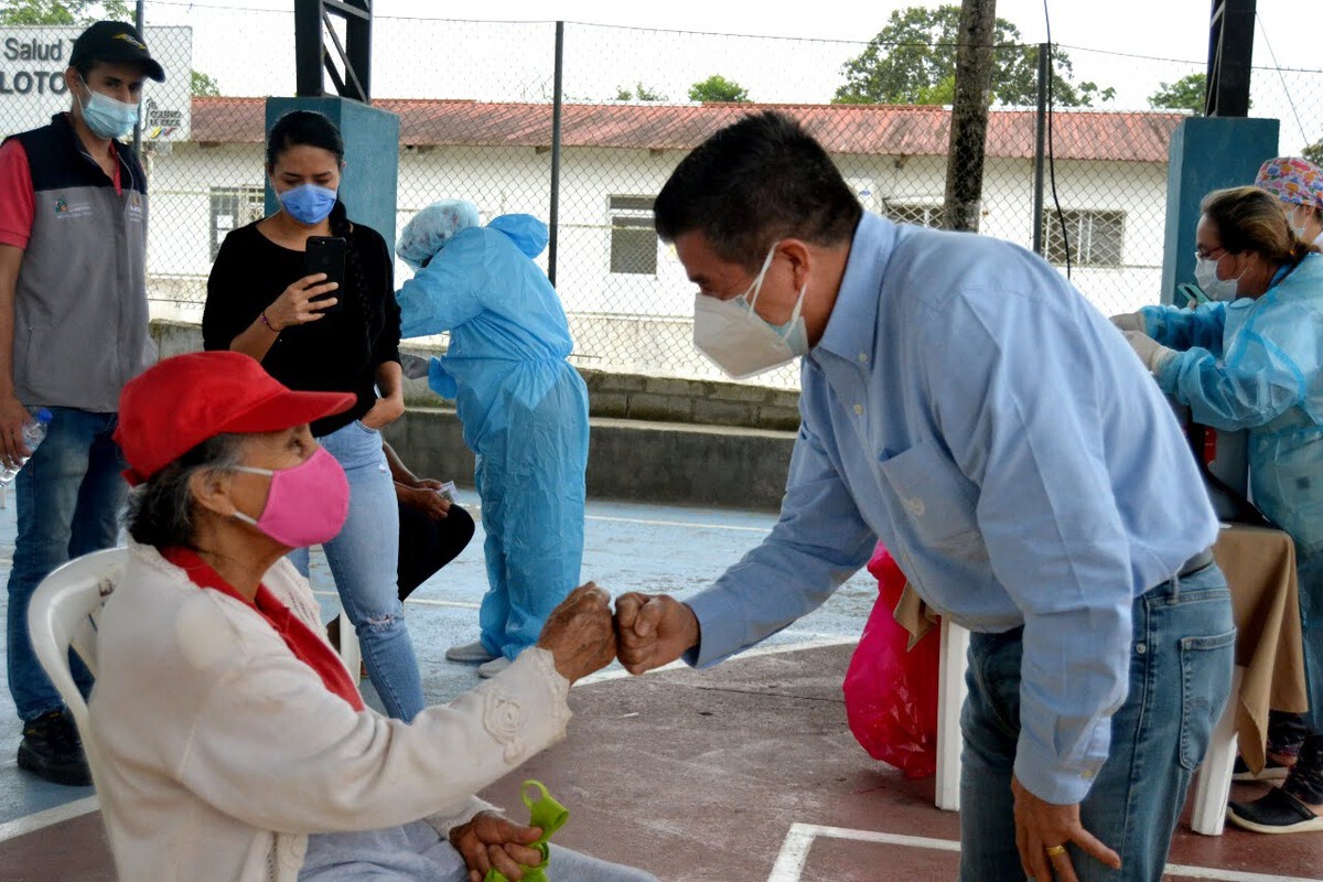 El gobenador de Santo Domingo visitando la jornada