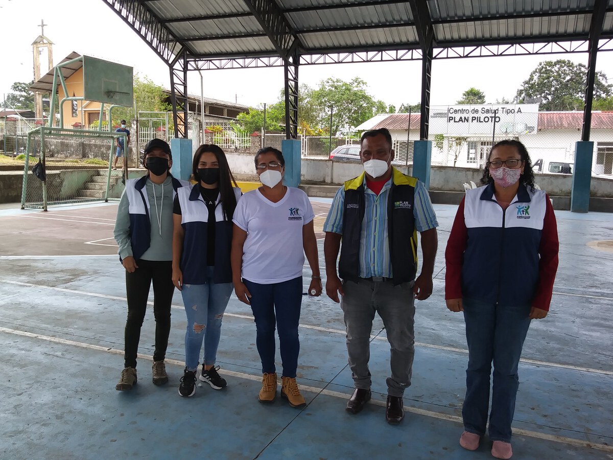 Voluntarias Juli, Angy, Luisa y Mariam con el Presidente Javier Loor