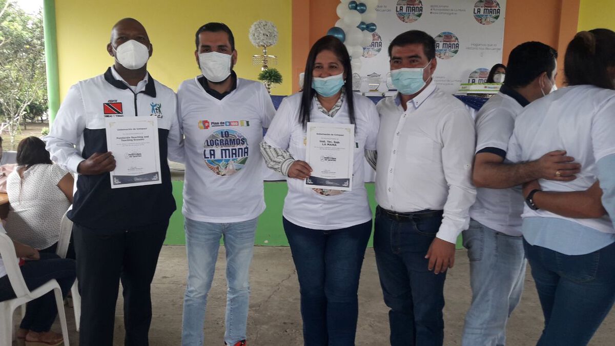 La celebracion por el trabajo cumplido en las jornadas de vacunación en La Mana. Kevin con el Alcalde