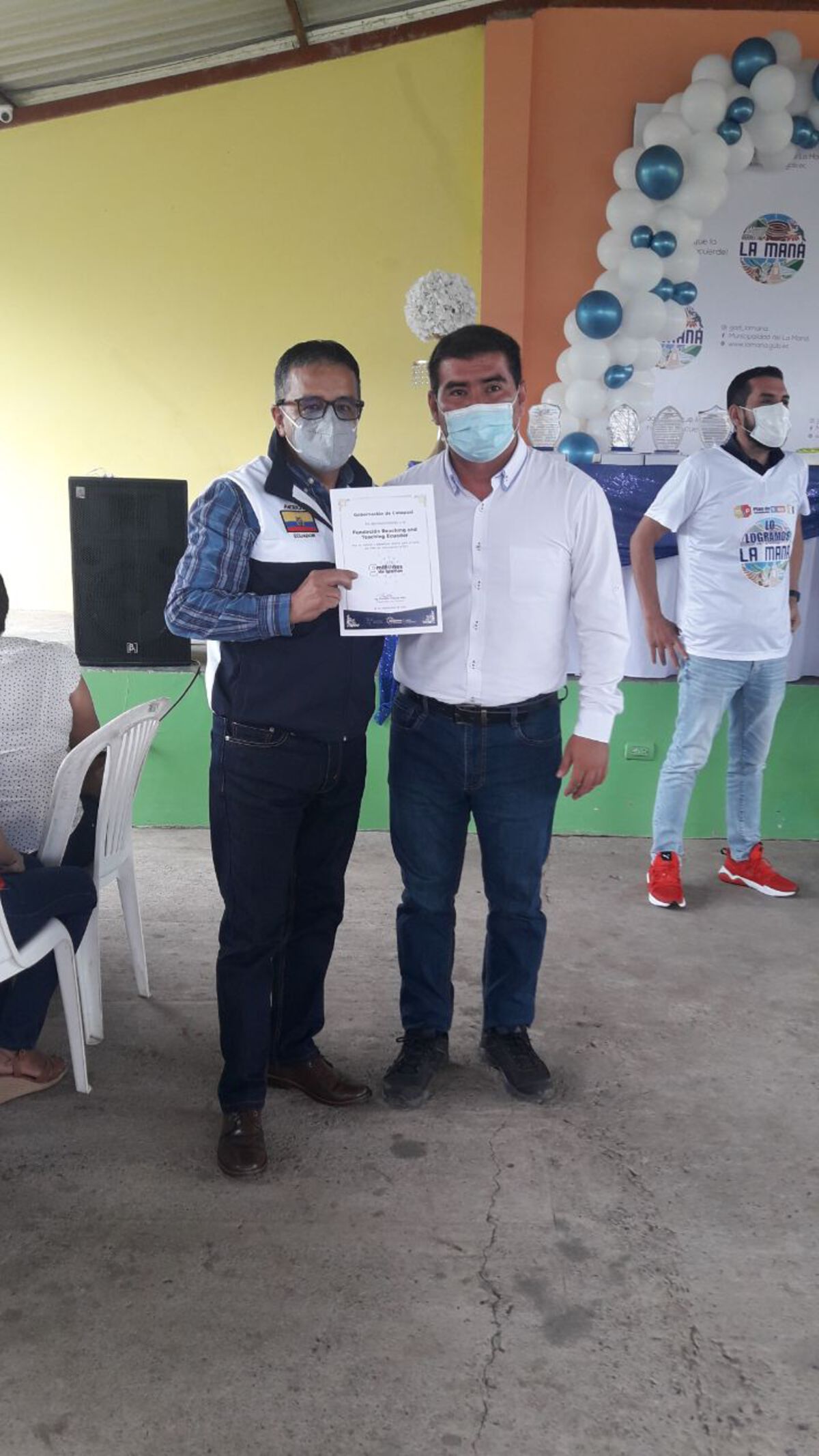 La celebracion por el trabajo cumplido en las jornadas de vacunación en La Mana. Patricio con el Vice Alcalde