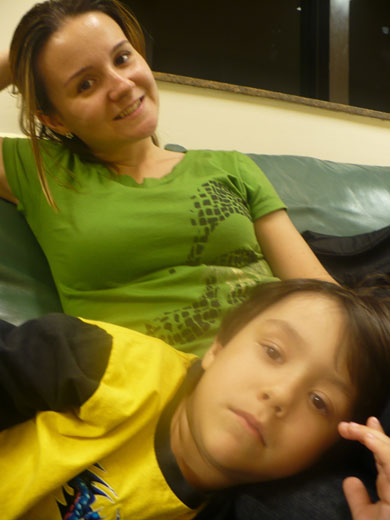 Bete e Guga na sala de espera antes de irmos embora