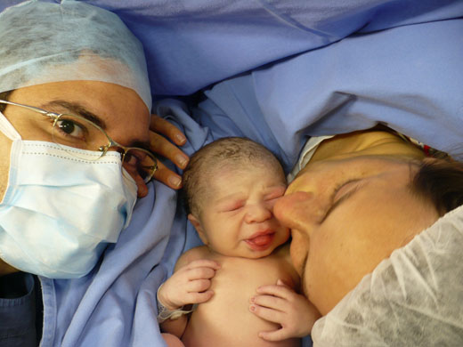 Jefferson e Paty com seu bebê ainda na sala de parto