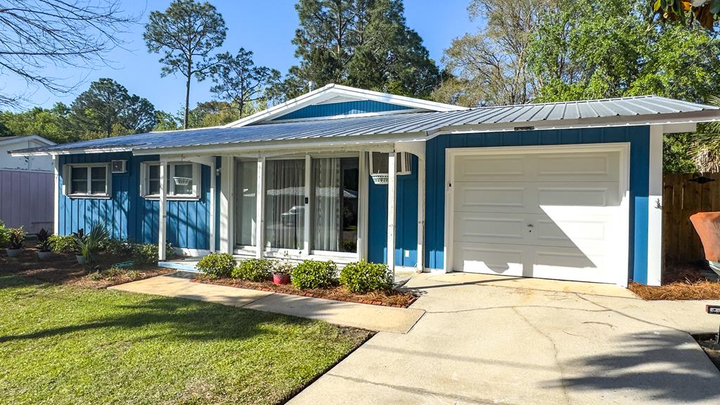 Photo of property for sale at 126 Carl King Ave Carrabelle