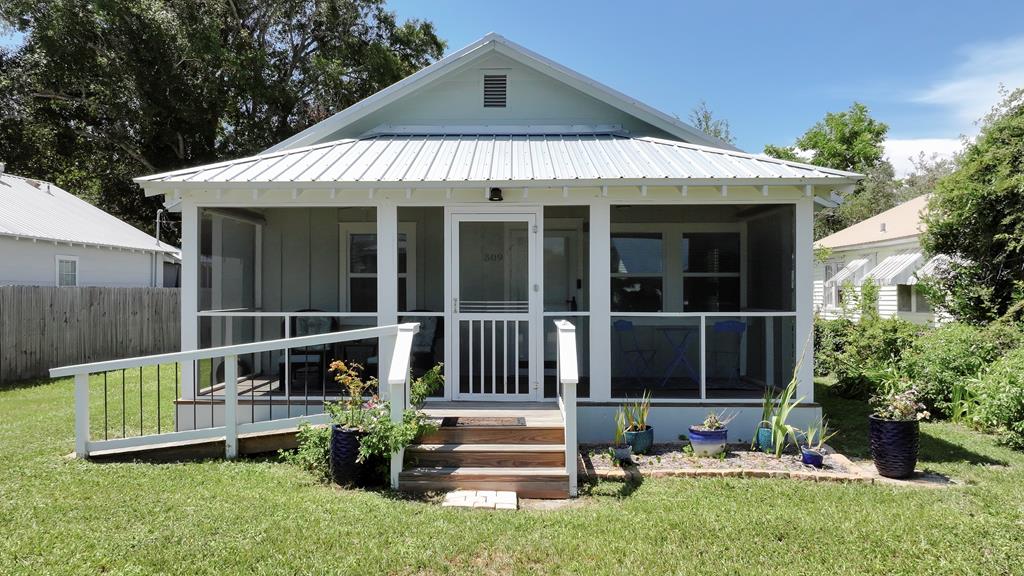Photo of property for sale at 509 8th St Port St. Joe