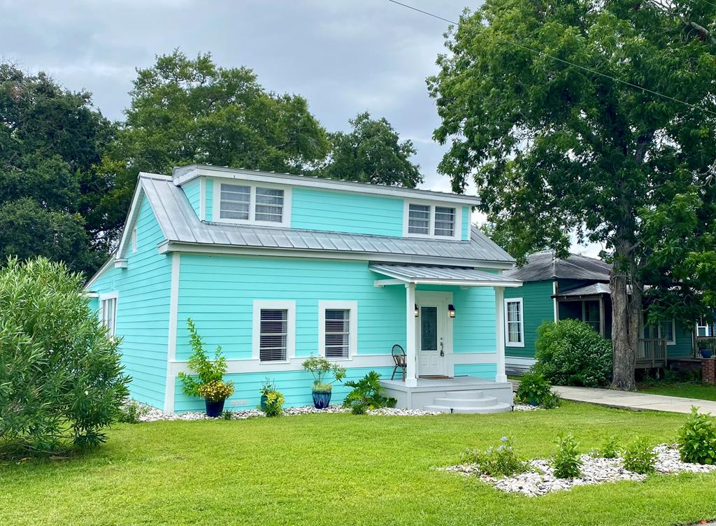 Photo of property for sale at 110 14th St Apalachicola