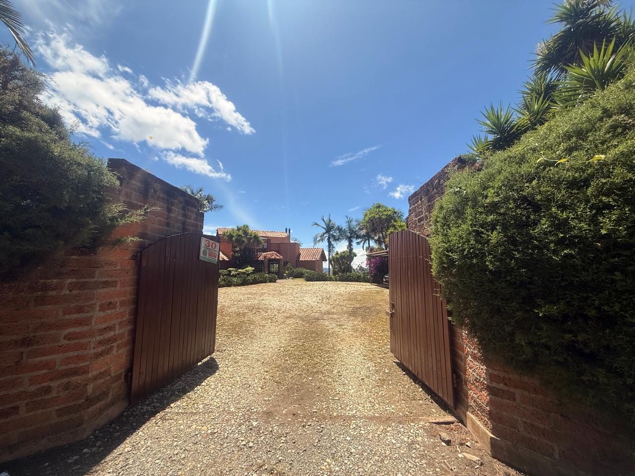 Casa en arriendo en SAJONIA, 300 m², 3 alcobas, 3 baños