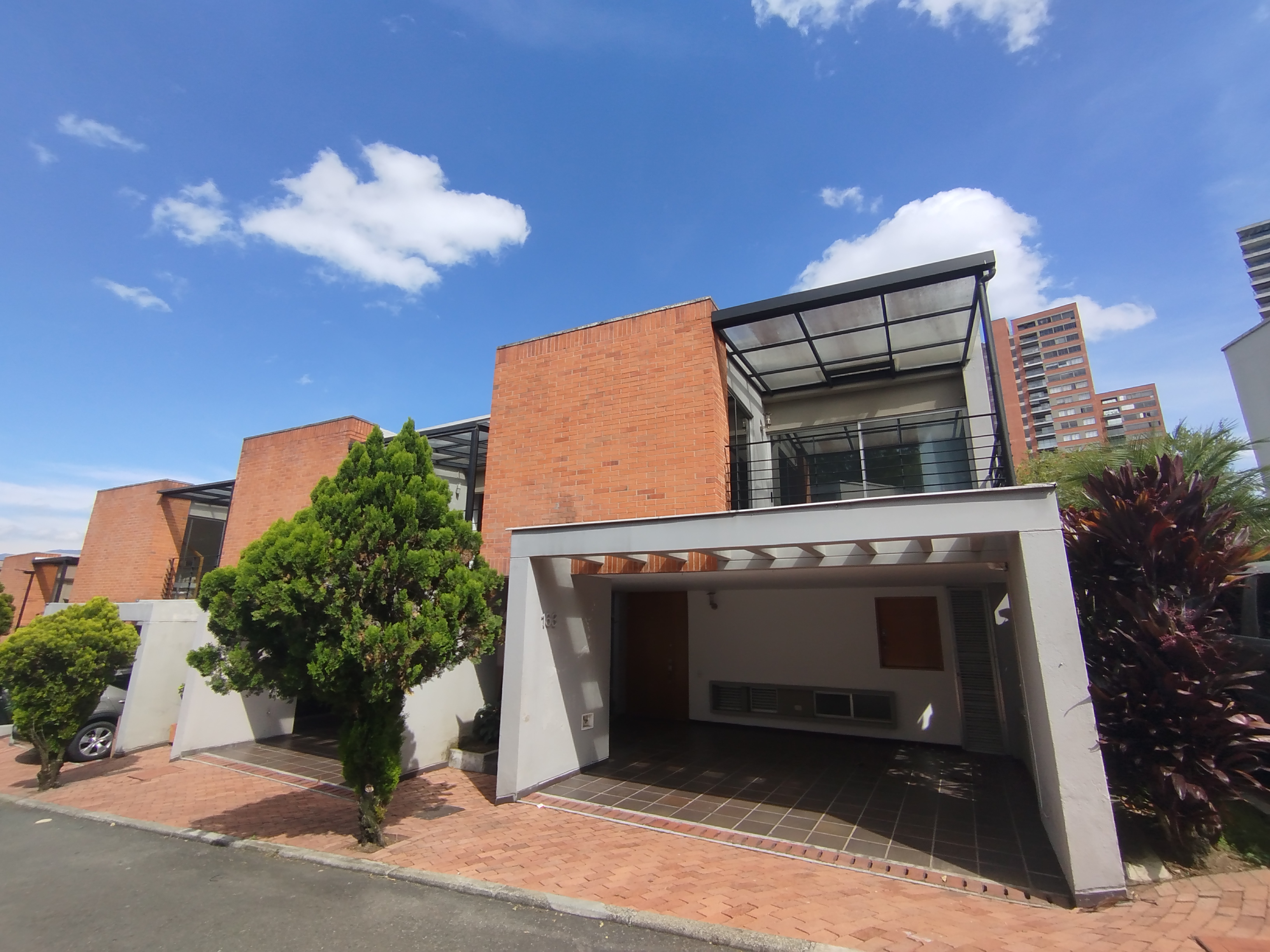 Casa en arriendo en LAS PALMAS M, 234 m², 4 alcobas, 4 baños