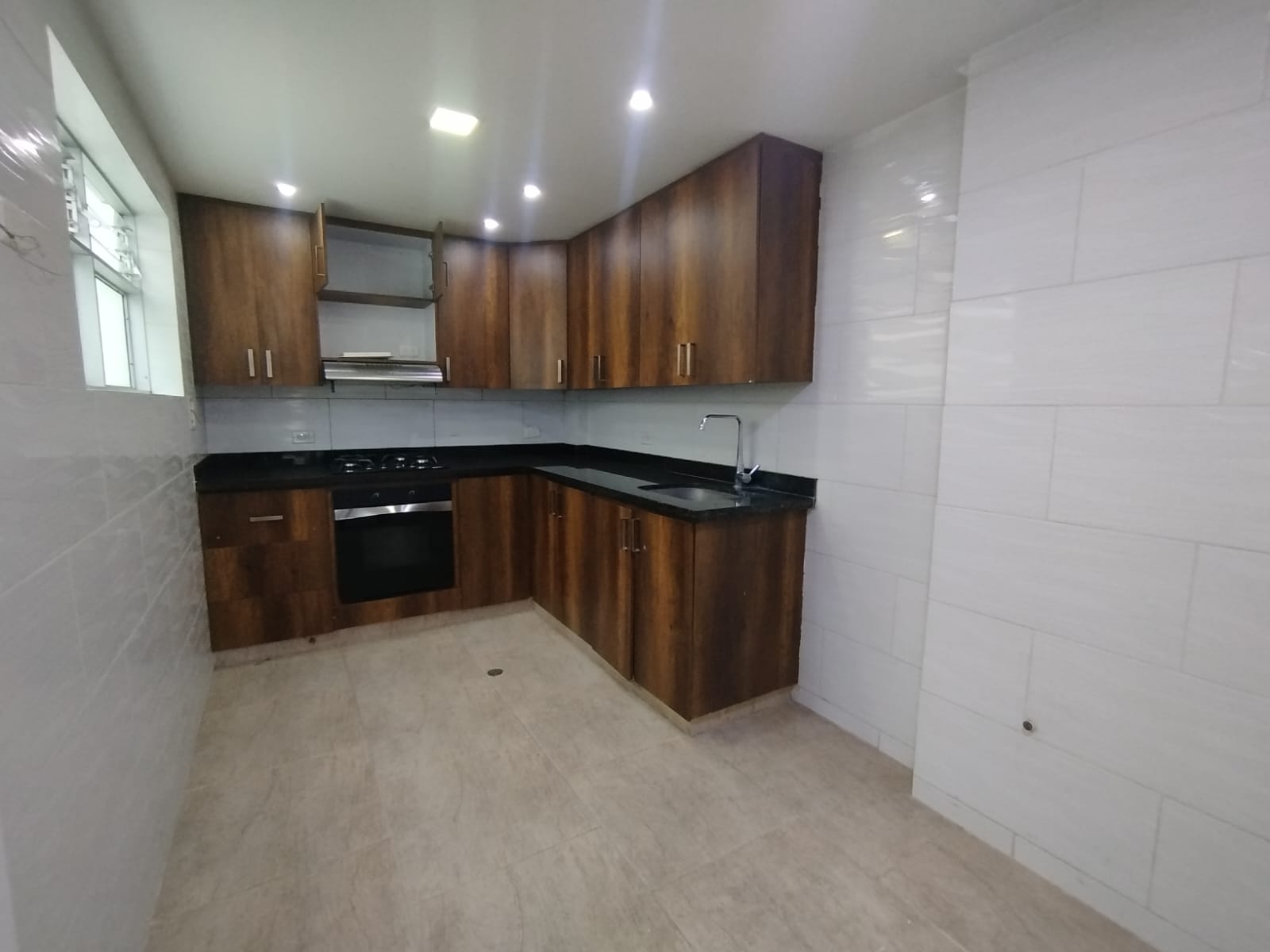 Hotel en arriendo en LAURELES, 700 m², 23 alcobas, 24 baños