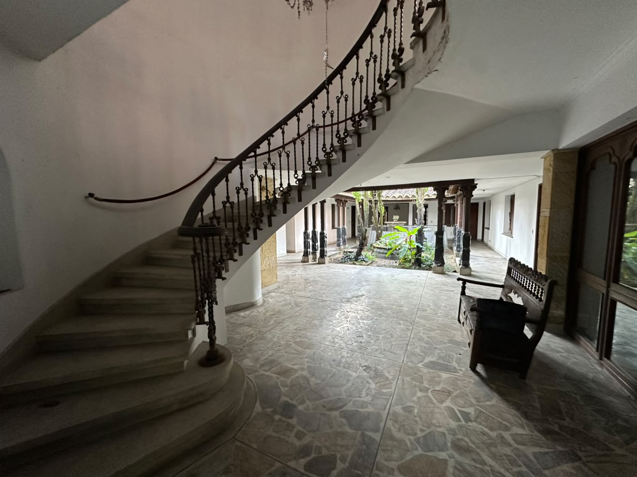 Casa Comercial en arriendo en ZUNIGA, 400 m², 6 alcobas, 5 baños