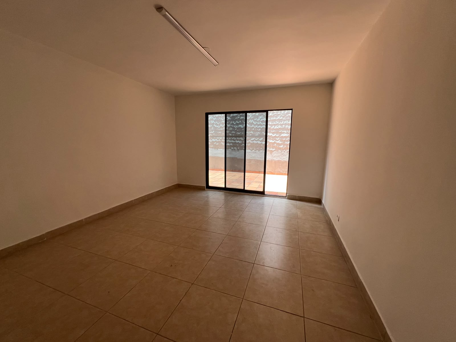 Casa Comercial en arriendo en LOS CONQUISTADORES, 300 m², 4 alcobas, 4 baños