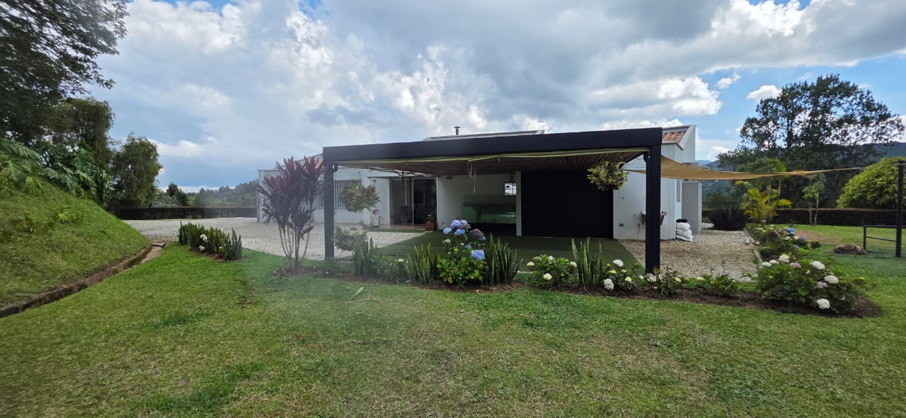 Casa en arriendo en LAS PALMAS, 240 m², 3 alcobas, 3 baños