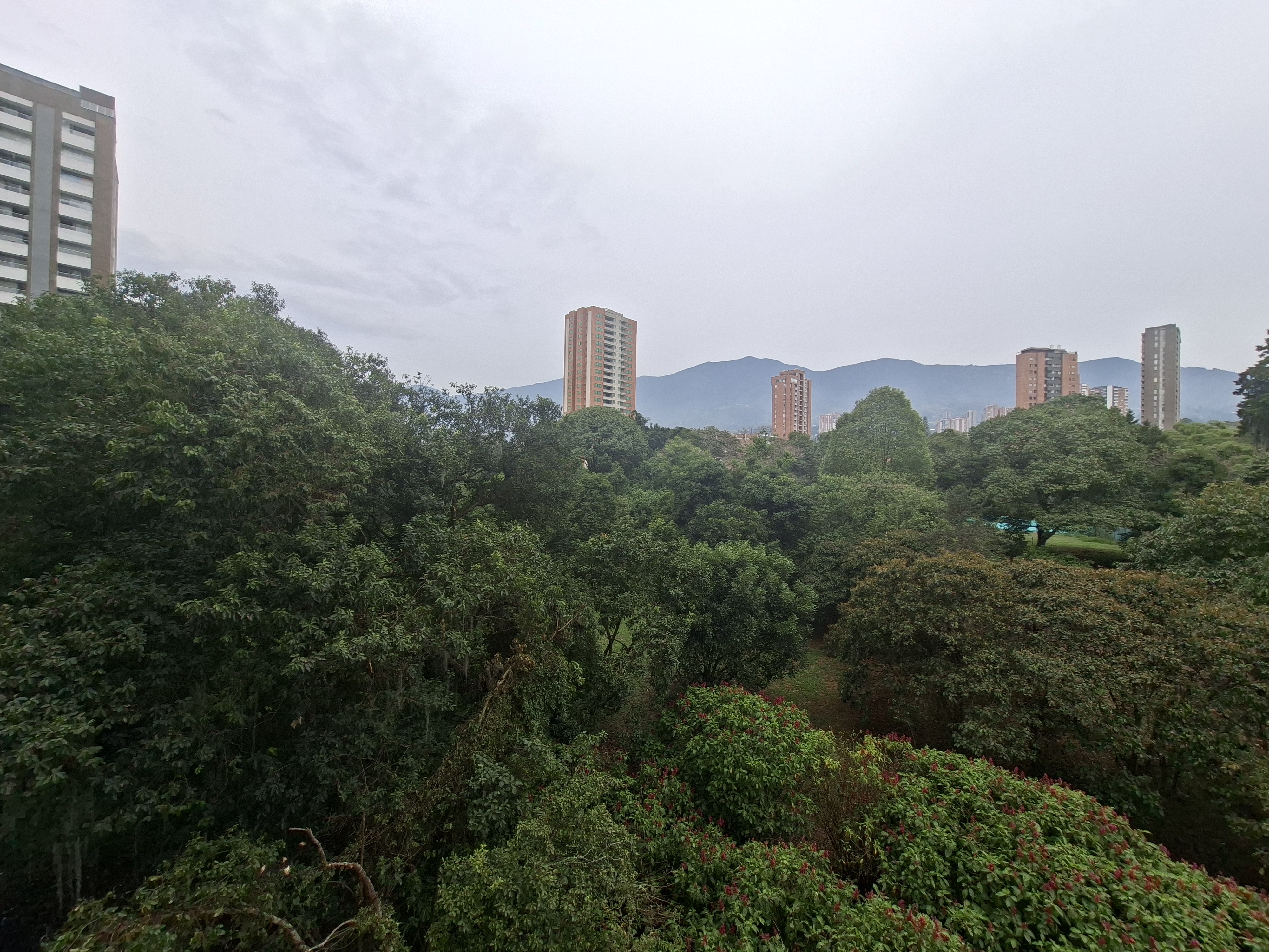 Apartamento en arriendo en SURAMERICA, 77 m², 2 alcobas, 2 baños