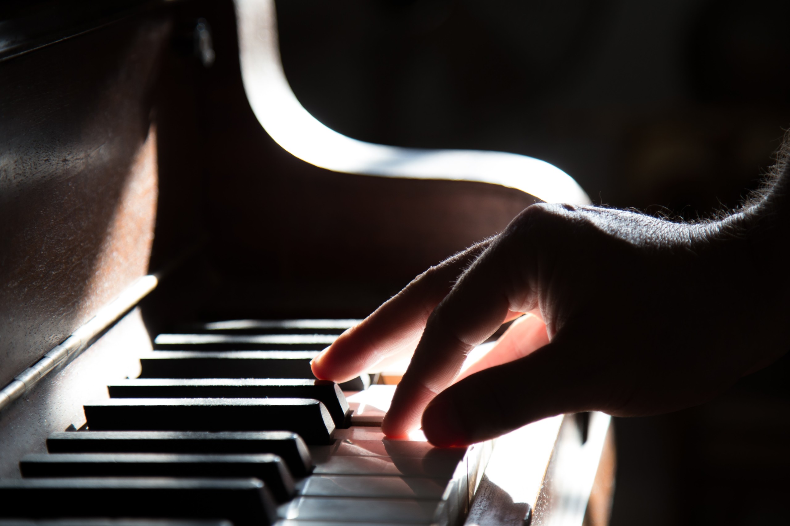 Hand playing the piano as a form as music therapy.
