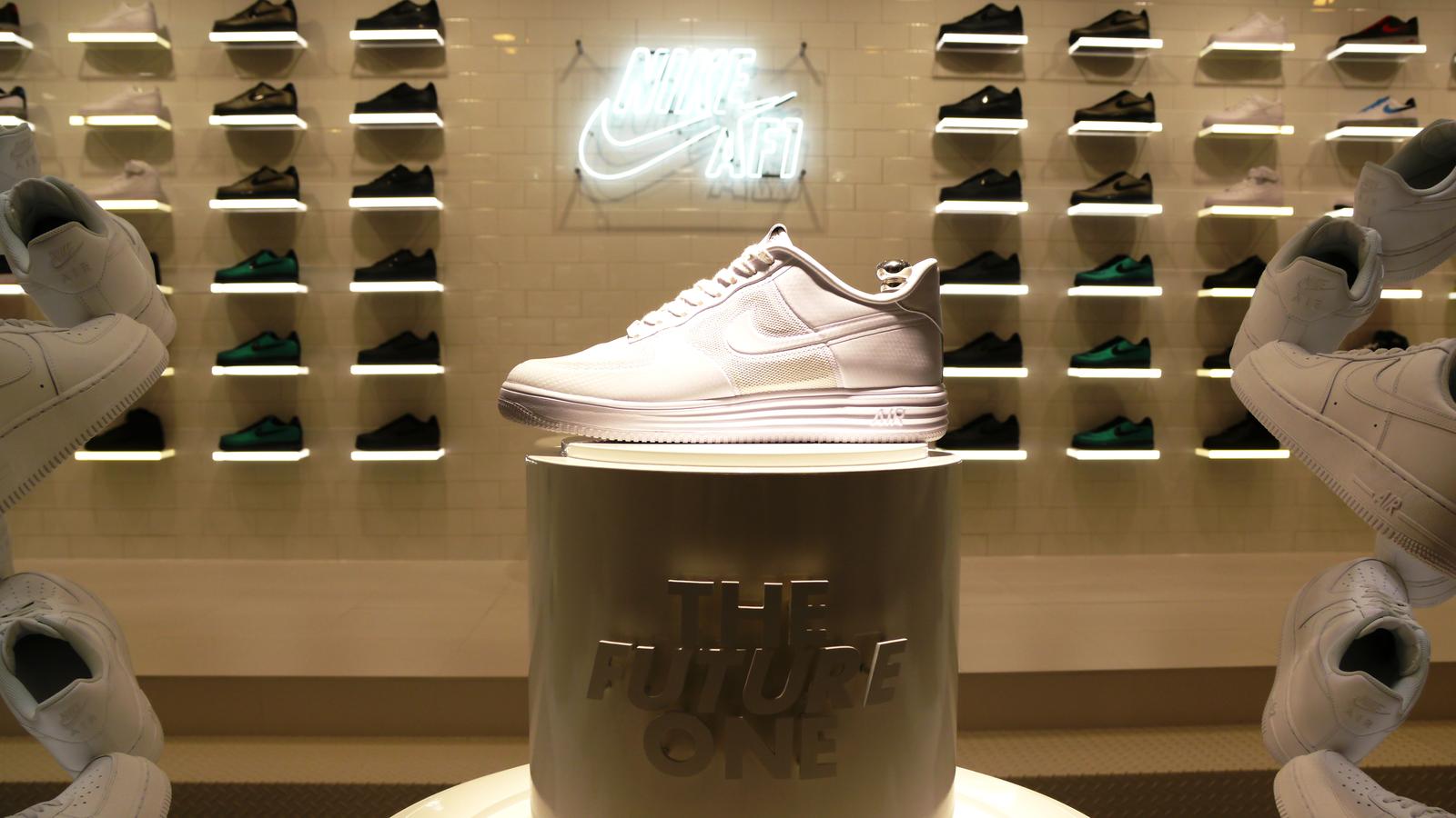 nike air force one pivot