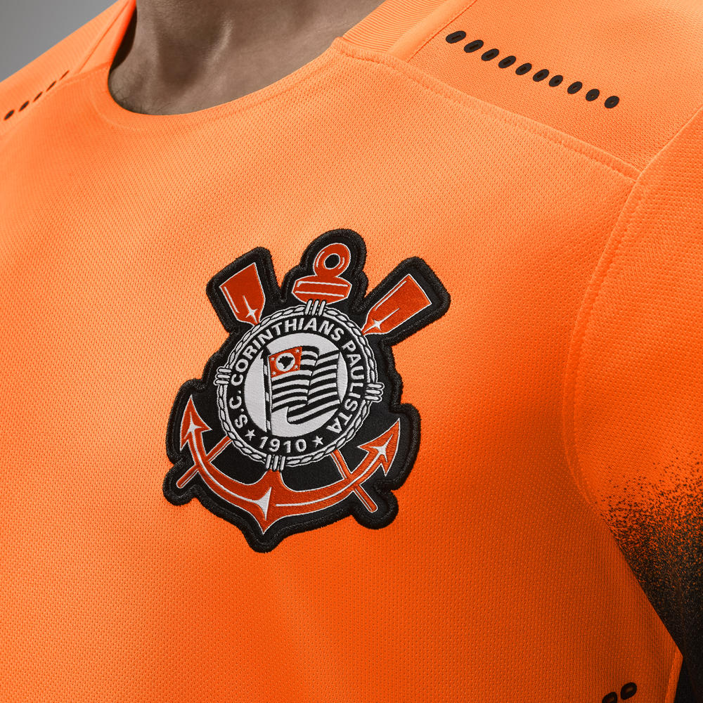 FY15_FB_Brasil_Corinthians_3rdJersey_Crest_0351_square_1000.jpeg