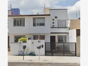 Casa en Paseos del Bosque, Corregidora, Querétaro