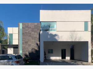 Casa en Yerbaniz, Santiago, Nuevo León