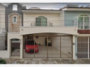 Casa en Bosques de La Victoria, Guadalajara, Jalisco