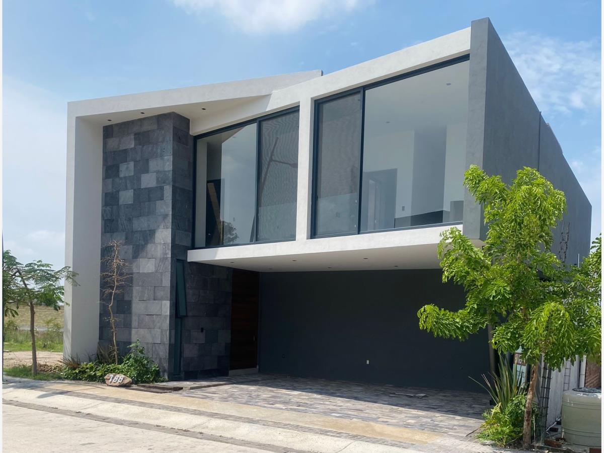 Casa en venta en Los Pirules, León — foto 1 de 28