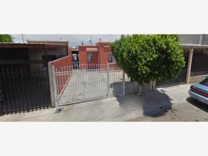 Casa en Hacienda del Río, Mexicali, Baja California
