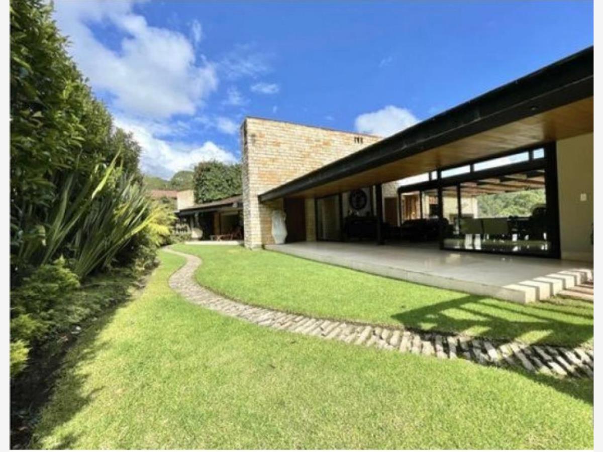 Casa en venta en Avandaro, Valle de Bravo — foto 1 de 28