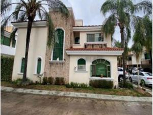 Casa en Jardines de La Patria, Zapopan, Jalisco