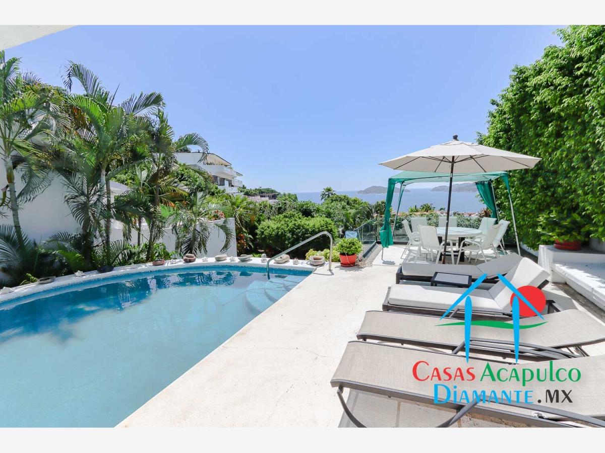 Casa con Alberca, Jardín y Doble Frente: Privacidad, Naturaleza y Gran Potencial en Acapulco Casa con Alberca, Jardín y Doble Frente: Privacidad, Naturaleza y Gran Potencial en Acapulco