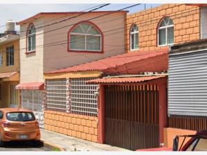 Casa en Santa Cruz Acatlan, Naucalpan de Juárez, México