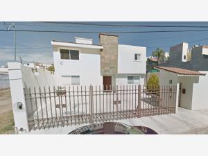 Casa en Villas del Mesón, Querétaro, Querétaro