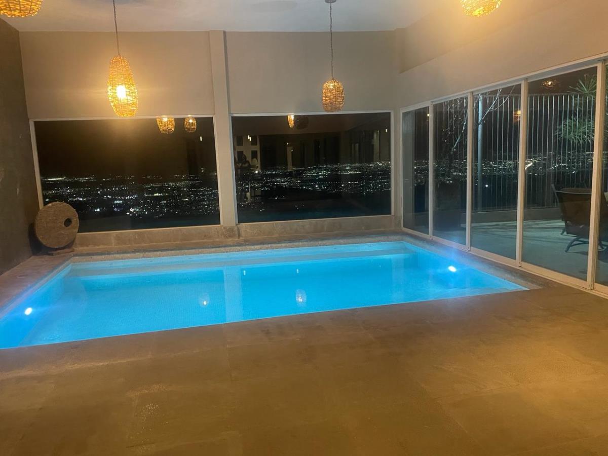 Casa en venta en Vista Real y Country Club, Corregidora — foto 1 de 37