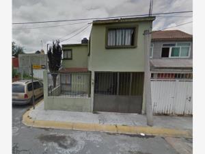 Casa en Villas Santín, Toluca, México
