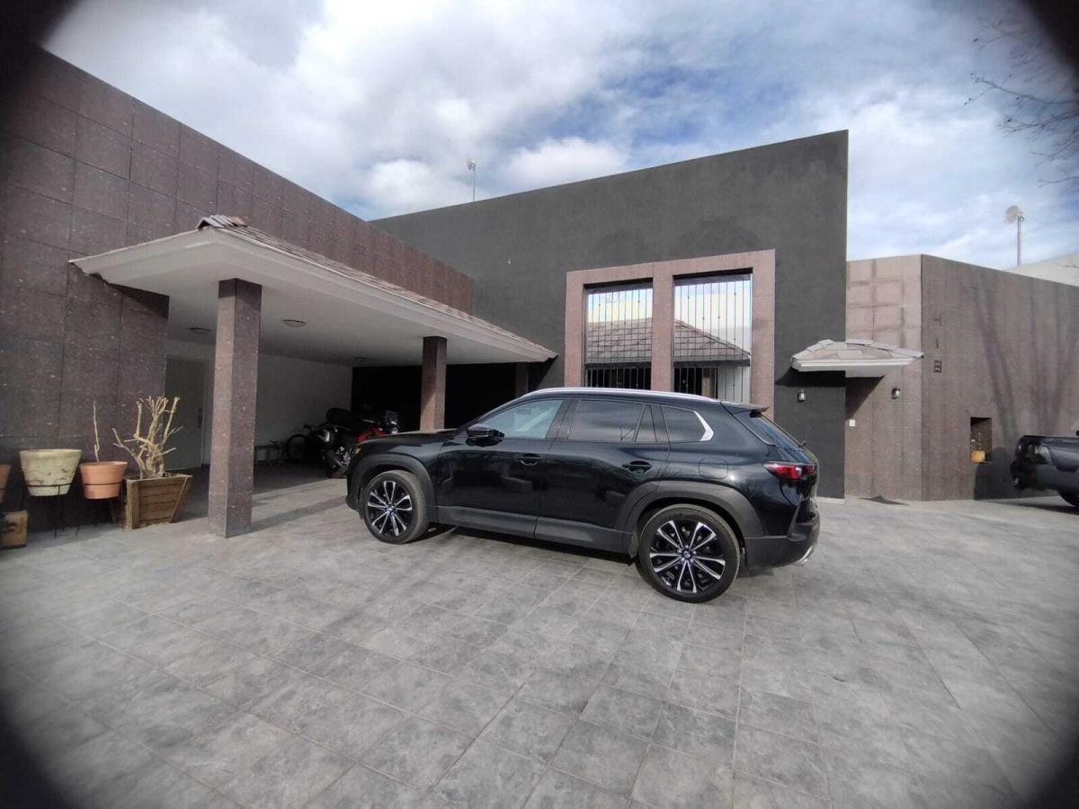 Casa en venta en Los Bosques, Saltillo — foto 1 de 24