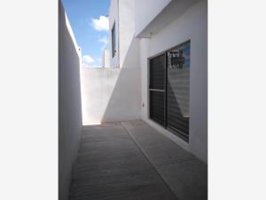 Casa en Venta en Condomino, El Mirador, Querétaro - Amplia y Bien Ubicada