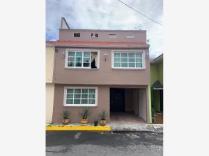 Casa en Prados de Ceboruco, Metepec, México