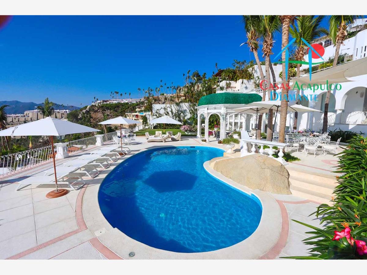 Casa en renta vacacional con 7 recámaras, alberca privada y vista al mar Casa en renta vacacional con 7 recámaras, alberca privada y vista al mar