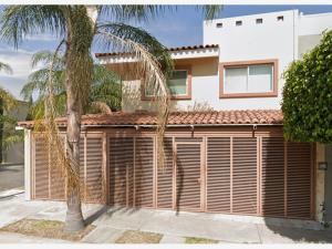 Casa en Real de Valdepeñas, Zapopan, Jalisco