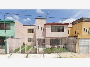 Casa en Capultitlán Centro, Toluca, México