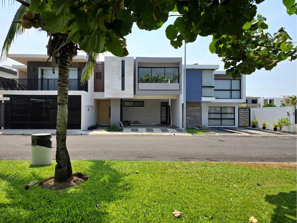 Casa en venta en Lomas de la Rioja, Alvarado — foto 1 de 20