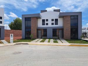 CASA EN VENTA EN FRACCIONAMIENTO LAS MARGARITAS MODELO GIRASOL