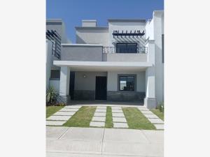 Casa de 3 Recamaras con Patio Trasero, Dentro de Privada en Residencial