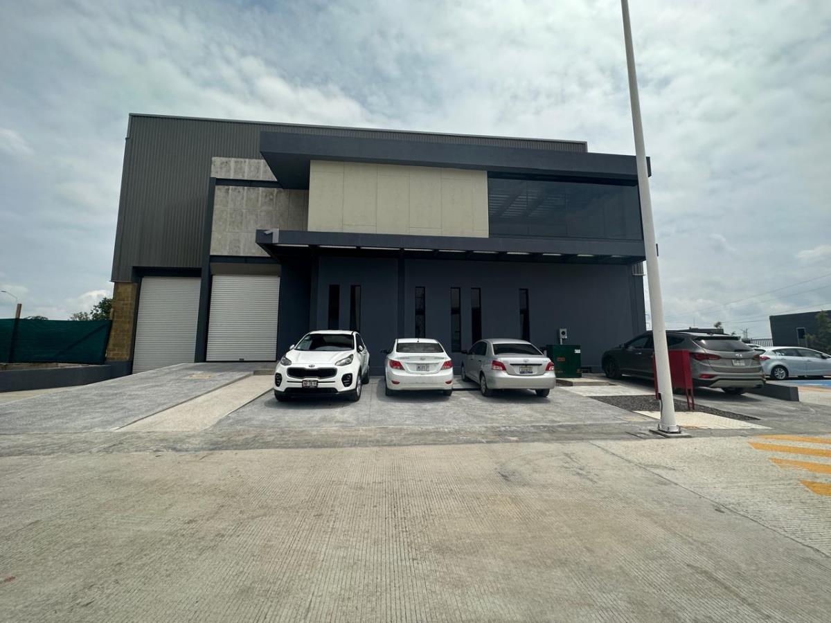 Bodega en renta en Lomas del Cuatro, San Pedro Tlaquepaque — foto 1 de 10