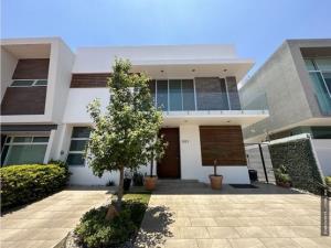 Casa en venta en La Rioja, Tlajomulco de Zúñiga, Jalisco Casa en venta en La Rioja, Tlajomulco de Zúñiga, Jalisco