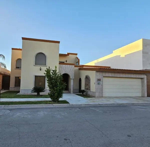 Casa en Venta en Hacienda del Rosario, Torreón: Amplia Residencia en Comunidad Cerrada