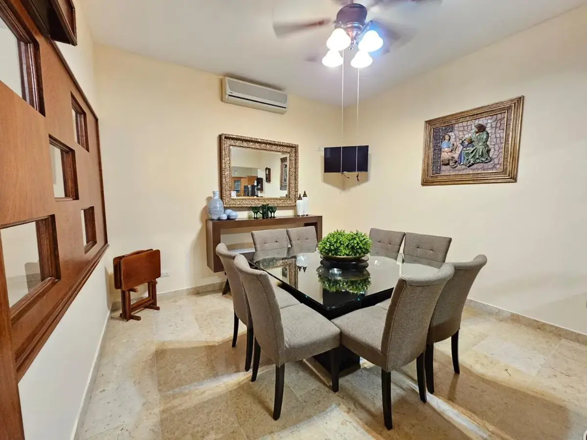 Vista 5 de Casa en Venta en Hacienda del Rosario, Torreón: Amplia Residencia en Comunidad Cerrada