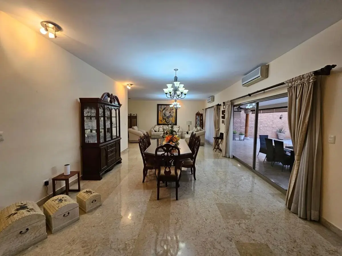 Vista 3 de Casa en Venta en Hacienda del Rosario, Torreón: Amplia Residencia en Comunidad Cerrada