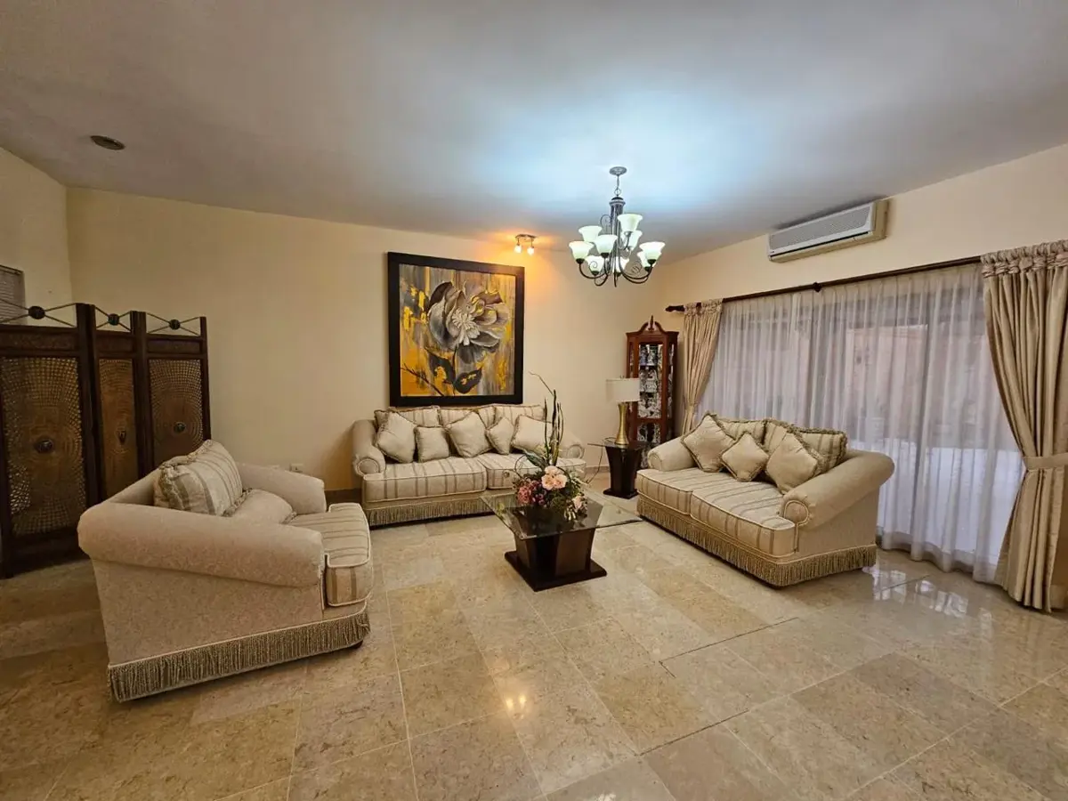 Vista 4 de Casa en Venta en Hacienda del Rosario, Torreón: Amplia Residencia en Comunidad Cerrada